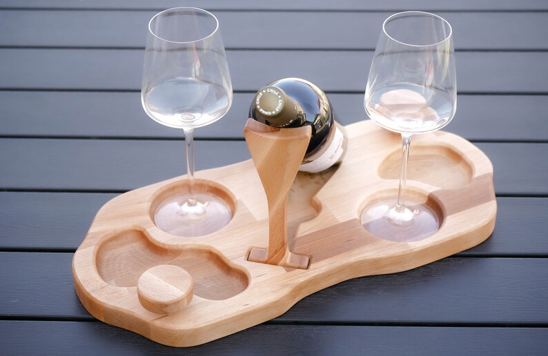 Elegante tagliere da vino da sommelier, piatto da antipasti personalizzato in legno di faggio con portabottiglie, tagliere da portata, antipasti, regalo di nozze, romantico immagine 6