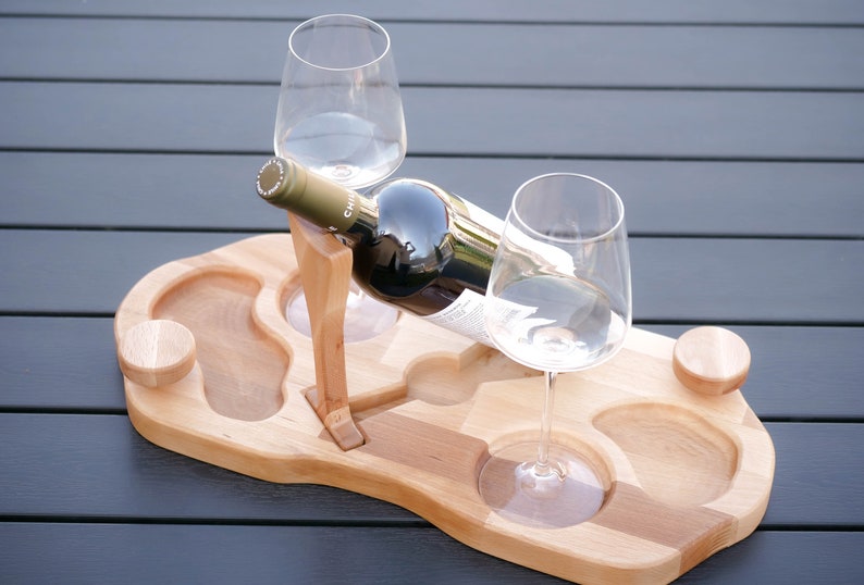 Elegante tagliere da vino da sommelier, piatto da antipasti personalizzato in legno di faggio con portabottiglie, tagliere da portata, antipasti, regalo di nozze, romantico immagine 7