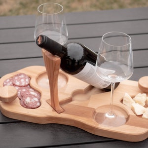 Elegante tagliere da vino da sommelier, piatto da antipasti personalizzato in legno di faggio con portabottiglie, tagliere da portata, antipasti, regalo di nozze, romantico immagine 1