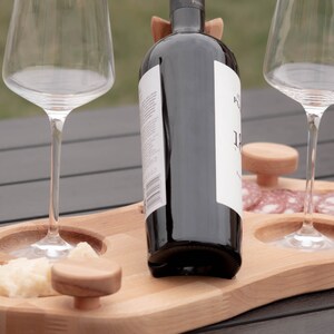 Elegante tagliere da vino da sommelier, piatto da antipasti personalizzato in legno di faggio con portabottiglie, tagliere da portata, antipasti, regalo di nozze, romantico immagine 4