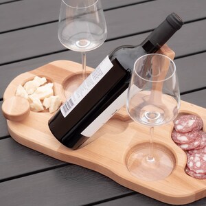 Elegante tagliere da vino da sommelier, piatto da antipasti personalizzato in legno di faggio con portabottiglie, tagliere da portata, antipasti, regalo di nozze, romantico immagine 3