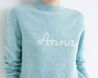 Maglione in lana merino ricamato personalizzato, maglione con nome personalizzato per donna, regalo di maglieria di lusso con collo alto