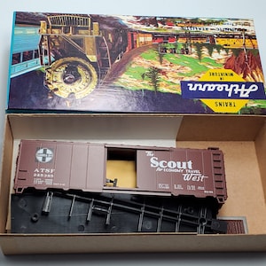 Athearn HO Unassembled Kit #1399 Santa Fe The Scout...West Red 40&#39; Boxcar in box