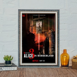 Könnte beinhalten: Gerahmtes Poster für die Netflix-Serie "Alice in Borderland" mit einem dunklen, dramatischen Design. Das Poster zeigt ein rot-schwarzes Farbschema mit dem Serientitel und der Zahl 3 prominent dargestellt. Der Text "The Joker is in charge here" ist ebenfalls sichtbar.