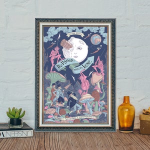 Può includere: Un poster vintage per il film francese del 1902 "Le Voyage dans la Lune" di Georges Méliès. Il poster presenta un'illustrazione colorata di un razzo che atterra sulla luna, con una rappresentazione fantasiosa della luna come un viso. Il testo "Le Voyage dans la Lune" è scritto in un carattere decorativo.