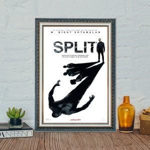 Puede incluir: Un póster de película para la película "Split" dirigida por M. Night Shyamalan. El póster presenta una imagen en blanco y negro de un hombre con múltiples personalidades, con el texto "SPLIT" en letras grandes y en negrita.