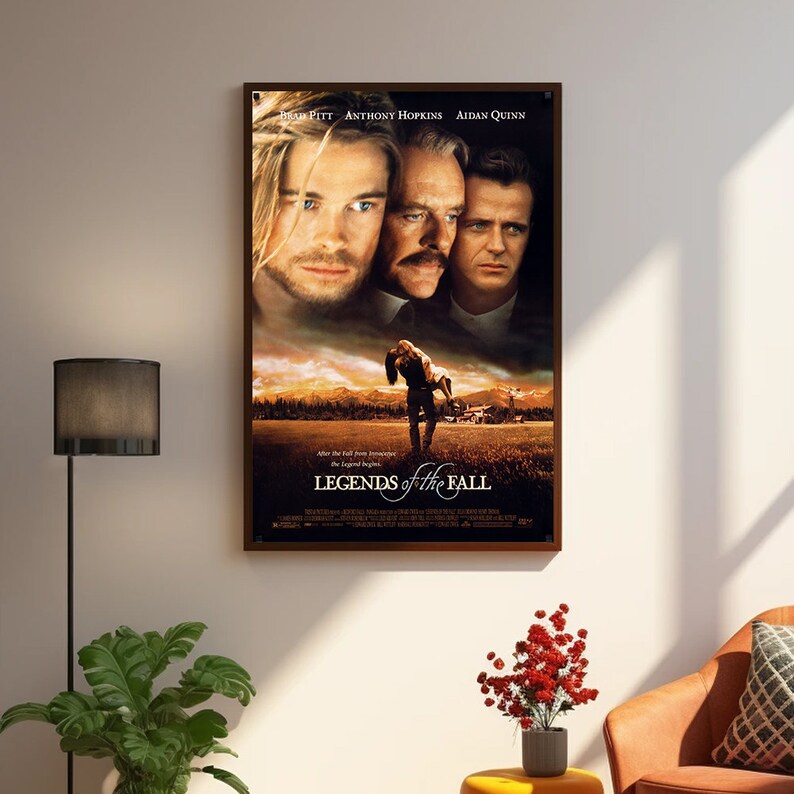 Op de afbeelding: Een ingelijste filmposter voor "Legends of the Fall" met Brad Pitt, Anthony Hopkins en Aidan Quinn. De poster, in een donkerbruine lijst, toont de gezichten van de acteurs en een figuur in een veld. De titel van de film staat onderaan.