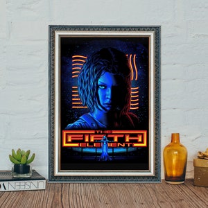 Könnte beinhalten: Ein gerahmtes Poster mit einer blauen und roten Illustration einer Frau mit kurzen blauen Haaren. Der Text "THE FIFTH ELEMENT" ist in Neonorange und Gelb.