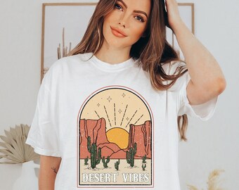 Camiseta gráfica Desert Vibes / Camiseta de cactus / Cactus en el desierto / Camiseta gráfica del desierto nocturno / Camisa de la naturaleza / Camisa de vacaciones / Vida del desierto / Western
