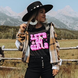 Let's Go Girls Graphic Tee / Let's Go Girls T-Shirt / Retro Graphic Tee / Regali per lei / Regalo / Addio al nubilato Camicie da sposa / Western