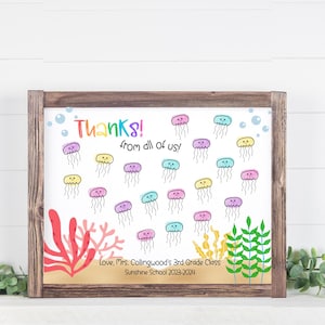 Peut inclure: Une pancarte encadrée de blanc avec un fond d'océan bleu et des méduses colorées. La pancarte dit "Merci ! de la part de nous tous !" et "Avec amour, la classe de 3ème année de Mme Collingwood Sunshine School 2023-2024".