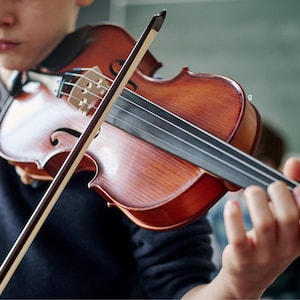 Violín de madera de arce hecho a mano con arco y estuche exterior – Todos los tamaños, sonido, incluye estuche, para estudiantes y músicos, el mejor en blanco y negro disponible. Contáctame.