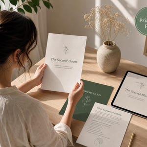 Op de afbeelding: Een verzameling printbare PDF-documenten getiteld The Second Bloom, voorzien van botanische lijntekeningen, weergegeven op een houten bureau naast een tabletscherm met dezelfde titel en een groene ronde badge met de tekst Printable PDF.
