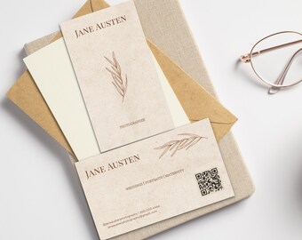 Beige visitkort, minimalistisk kontaktinformation, QR-kod, Canva-mall, digital nedladdning, utskrift hemma, modern nätverkande, redigera själv