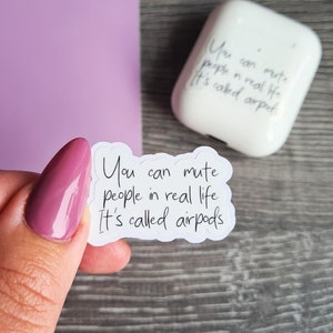 Sarcastische AirPods-sticker: demp mensen in het echte leven - perfect cadeau-idee. "Je kunt mensen in het echte leven dempen. Het heet airpods!"