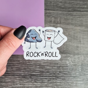 Adesivo Rock'n'Roll - Divertente gioco di parole Rock and Roll, regalo per gli amanti della musica, arte stravagante, adesivo per laptop con la lingua fuori, adesivo rock sarcastico e divertente