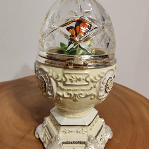 Royal Limited Egg Music Box, plays "Love is a splendid thing"