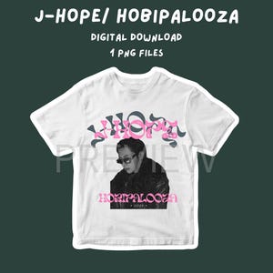 Pode incluir: Camiseta branca com um design gráfico rosa e cinza que apresenta uma pessoa usando óculos de sol e uma jaqueta. O texto gráfico diz "J-Hope" e "Hobipalooza 2023".
