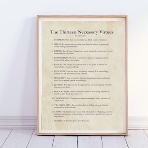 Puede incluir: Un póster imprimible con una estética vintage que presenta una lista de las "Trece Virtudes Necesarias" de Benjamín Franklin. Las virtudes se enumeran en un formato numerado con una breve descripción de cada virtud.