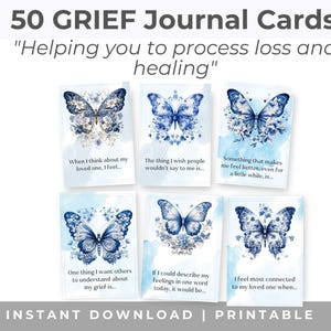 Può includere: Sei biglietti di diario con illustrazioni di farfalle blu. Le carte sono intitolate "50 GRIEF Journal Cards" e presentano indicazioni come "Quando penso alla persona amata, sento..." e "Se potessi descrivere i miei sentimenti in una parola oggi, sarebbe..."