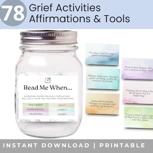 Op de afbeelding: Een heldere glazen pot met een zilveren deksel, met het label "Read Me When..." met een lijst met emoties. De afbeelding bevat 78 rouwbevestigingen en -tools, met kleurrijke kaarten die ondersteuning en begeleiding bieden. De tekst "Direct downloaden | Printbaar" staat onderaan.