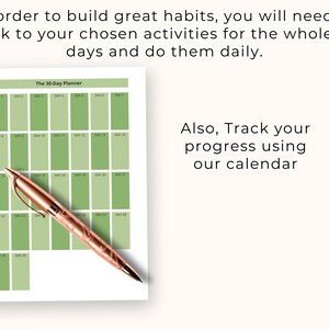 Puede incluir: Un planificador imprimible de 30 d&iacute;as con una cuadr&iacute;cula verde y el texto "The 30-Day Planner". Un bol&iacute;grafo dorado est&aacute; sobre el planificador.
