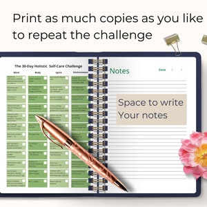 Puede incluir: Un diario de autocuidado azul y blanco con una secci&oacute;n cuadriculada verde para desaf&iacute;os diarios. El diario tiene una encuadernaci&oacute;n en espiral y una secci&oacute;n para notas. El texto de la portada dice "The 30-Day Holistic Self-Care Challenge".
