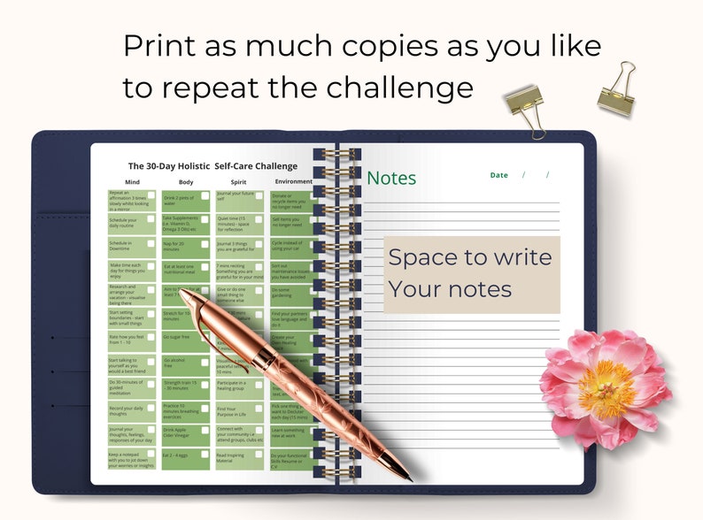 Puede incluir: Un diario de autocuidado azul y blanco con una secci&oacute;n cuadriculada verde para desaf&iacute;os diarios. El diario tiene una encuadernaci&oacute;n en espiral y una secci&oacute;n para notas. El texto de la portada dice "The 30-Day Holistic Self-Care Challenge".