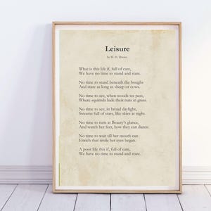 Puede incluir: Un poema imprimible titulado "Leisure" de W.H. Davies. El poema está impreso en un fondo de estilo vintage de color marrón claro. El poema trata sobre la importancia de tomarse el tiempo para apreciar las cosas simples de la vida.