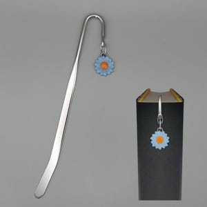 Hand-Painted Blue Daisy Bookmark. A Tibetan Silver Charm on a 14cm metal bookmark.