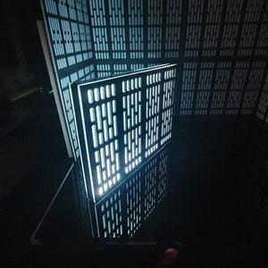 Von Science Fiction inspiriertes freistehendes RGB Wandpanel mit dynamischen LED Lichtern.