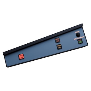 Può includere: Un pannello di controllo per aerei blu con pulsanti neri etichettati AUTO LAND, MASTER WARN e MASTER CAUT. Include un pulsante CHRONO e un pulsante SIDE STICK PRIORITY con un indicatore CAPT verde e una freccia rossa, il tutto in una cornice nera.