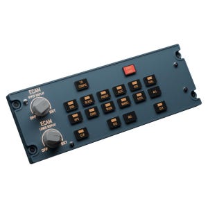 Könnte beinhalten: Eine dunkelblaue Steuertafel mit mehreren Knöpfen und Drehreglern. Auf der Tafel steht "ECAM UPPER DISPLAY" und "ECAM LOWER DISPLAY". Die Knöpfe sind mit verschiedenen Funktionen beschriftet, darunter "ENG", "BLEED" und "ELEC". Ein "EMER CANC"-Knopf ist sichtbar.