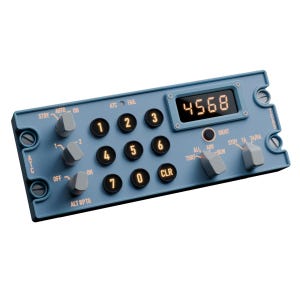 Può includere: Un pannello di controllo per transponder aeronautico color azzurro con tastierino numerico a cifre illuminate, un display digitale che mostra 4568, diverse manopole rotanti per la selezione della modalità ed etichette ATC, STBY, AUTO, ON, ALT RPTG e TCAS.