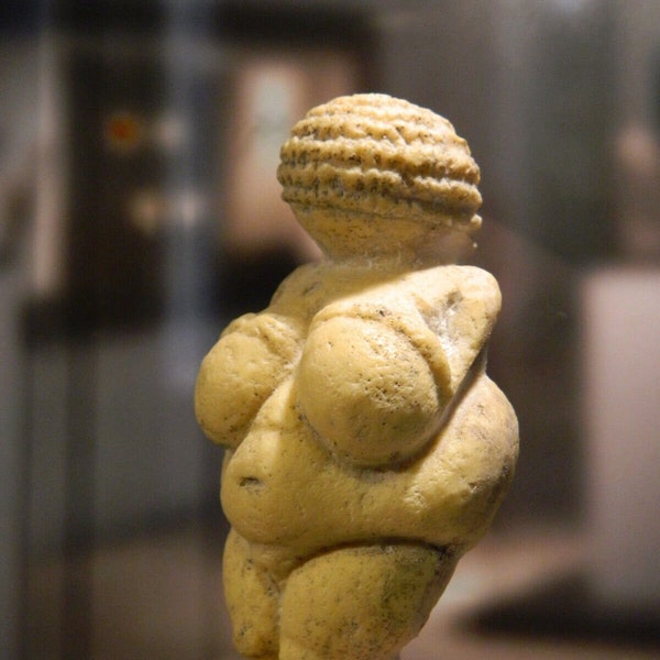 Venus von Willendorf (ORIGINALGRÖSSE) - 24.000 - 22000 v. Chr. - inkl. Holzsockel