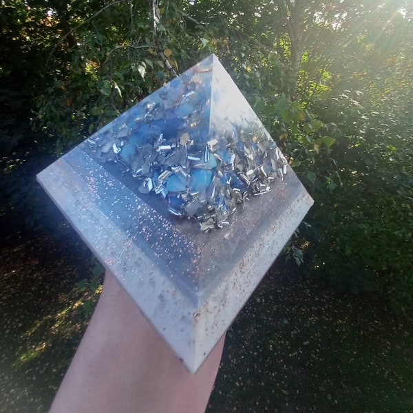 CALM, a sparkling opalite and aluminum shaving Giza pyramid. A beautiful orgonite for calm, softness and balance.