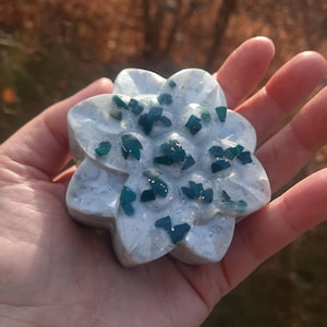 Orgonite flower - A beautiful orgonite flower with powerful healing and great protection! Malachite, the stone of transformation at the top.
