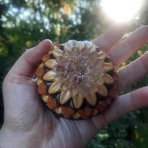 Orgonite flower - A beautiful orgonite flower with powerful healing and great protection! Clear quartz and copper shavings at the top.