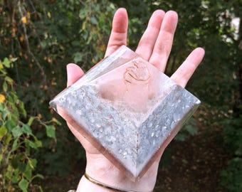 TRUTH - Rose Quartz, Clear Quartz tip Giza Orgonite Pyramid - holds the vibrations of Truth and Love - EMF saver - Eco resin - Organic Mica