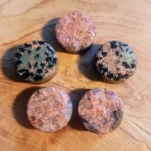 A Pocket orgonit - handmade orgonite with love and kindness! Different crystals at the top!