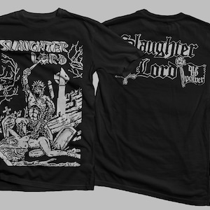 Könnte beinhalten: Schwarzes T-Shirt mit einem weißen Grafikdruck einer Figur, die eine Waffe hält und über einer anderen Figur steht. Der Text "Slaughter Lord" ist auf der Vorderseite des Shirts gedruckt. Die Rückseite des Shirts trägt den Text "Slaughter Lord" und die Worte "He is power".