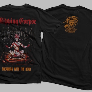 Może przedstawiać: Czarny T-shirt z nadrukiem graficznym zespołu "Ripping Corpse" i tekstem "Dreaming with the Dead". Z tyłu T-shirt znajduje się graficzny nadruk przedstawiający błazna.