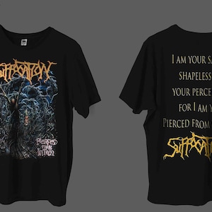 Op de afbeelding: Zwart T-shirt met een gouden afbeelding van de band Suffocation. De voorkant van het shirt heeft een donker beeld van een figuur met bliksem en de tekst "Pierced From Within". De achterkant van het shirt heeft de bandnaam in goud en de tekst "Ik ben je redder, vormloos voor je perceptie, want ik ben jij, doorboord van binnenuit."