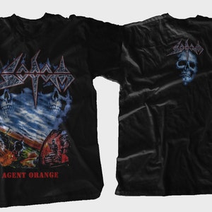 Puede incluir: Un juego de tres tazas de cerámica con un acabado mate moteado. Las tazas son de color crema, gris claro y gris oscuro. Cada taza tiene un diseño simple y minimalista y un asa redondeada. Para café o té.