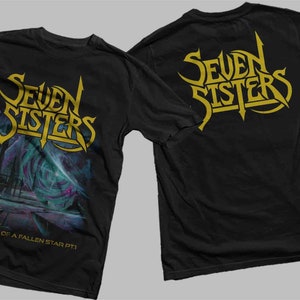 Puede incluir: Camiseta negra con un gráfico dorado de la banda "Seven Sisters" en la parte delantera y trasera. El gráfico delantero también incluye el texto "Shadow of a Fallen Star Pt. 1".
