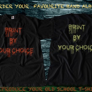 Puede incluir: Camiseta negra con el texto "PRINT BY YOUR CHOICE" en pintura roja y amarilla que gotea. El texto está en la parte delantera y trasera de la camiseta.