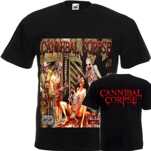 Puede incluir: Camiseta negra con el nombre de la banda "Cannibal Corpse" en rojo, y un gráfico de figuras grotescas. La parte trasera de la camiseta también muestra el nombre de la banda en rojo. Incluye una etiqueta "Parental Advisory".