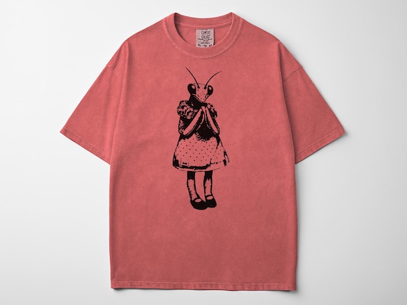 Sarcastic Praying Mantis T-Shirt – Creepy Cute Female Insect Art Tee, Dark Humor Vintage Style Shirt