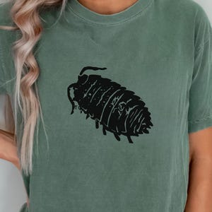 Gråsugga Isopod T-shirt – Minimalistisk Pillar Bug Line Art T-shirt, Naturinsekt Silhuett, Terrestrisk Isopod