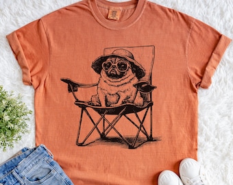 Vintage Pug Beach T-Shirt: Funny Relaxing Pug in Chair Tee – Retro Summer Pug Lover Gift – Cute Dog Relax Style for Dog Mom or Dad